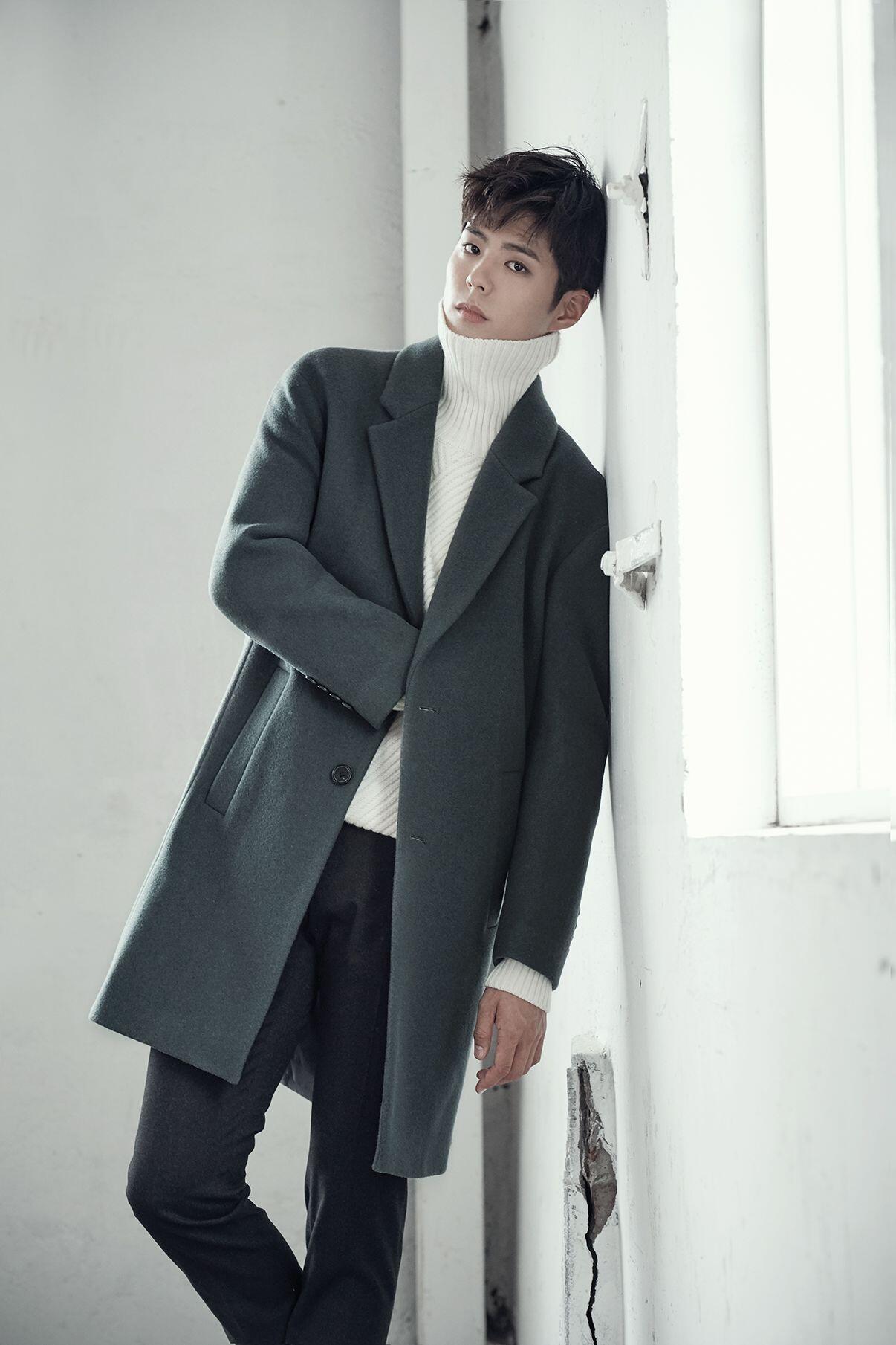 9 Mix & Match Outfit dengan Celana Hitam ala Park Bo Gum