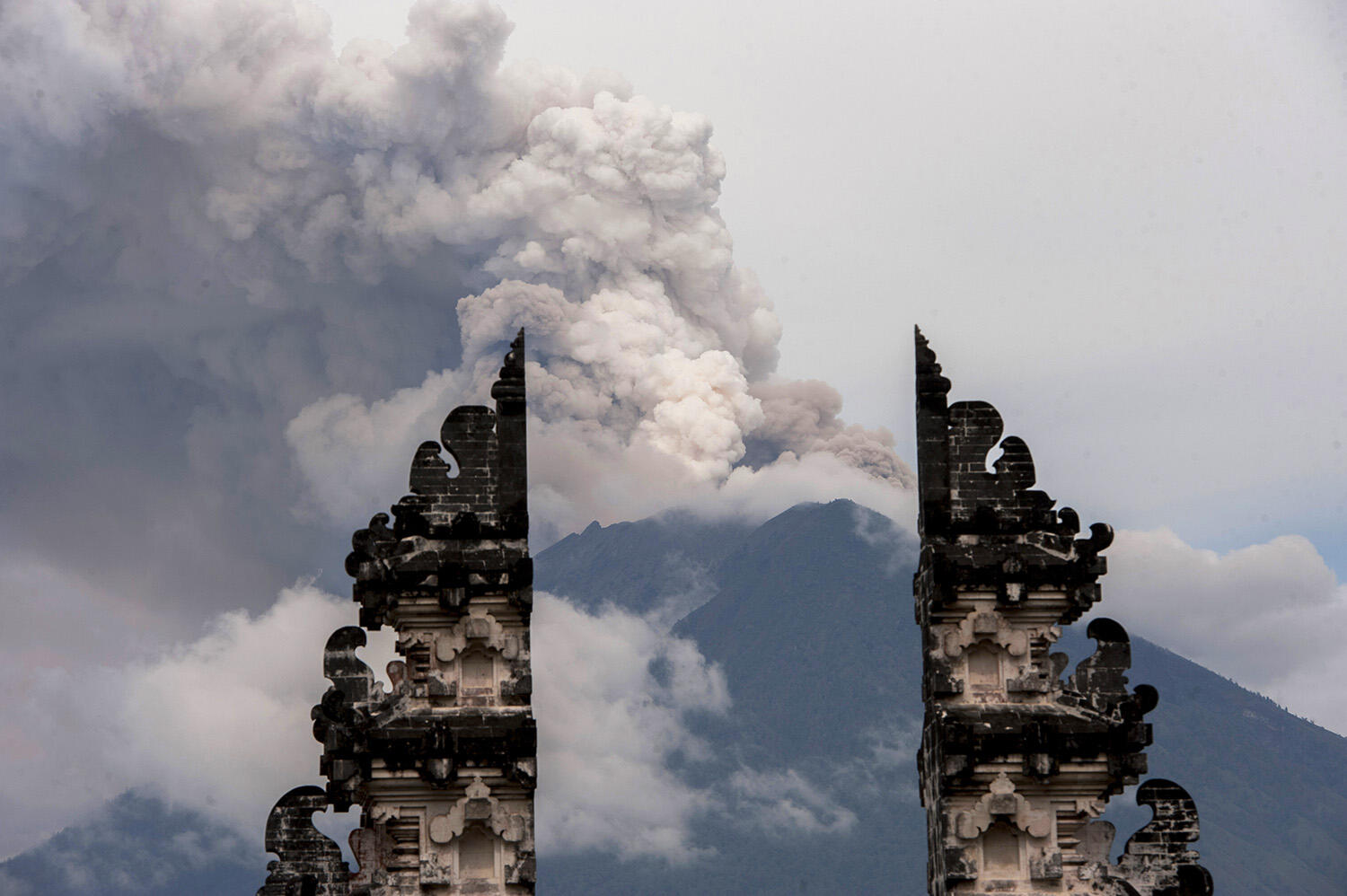 Dinkes: Abu Vulkanis Gunung Agung Belum Ganggu Kesehatan Warga Bali