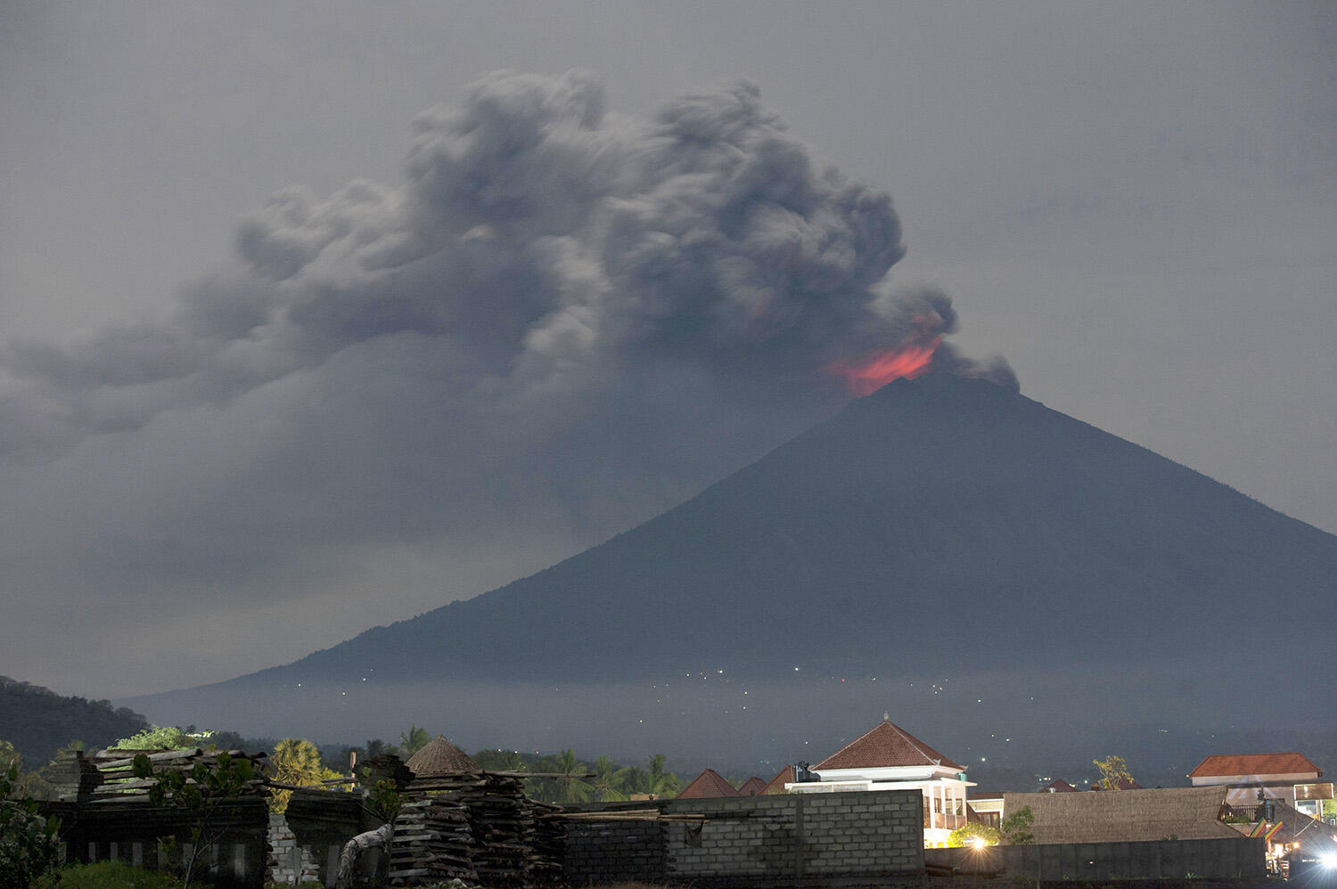 Dinkes: Abu Vulkanis Gunung Agung Belum Ganggu Kesehatan Warga Bali