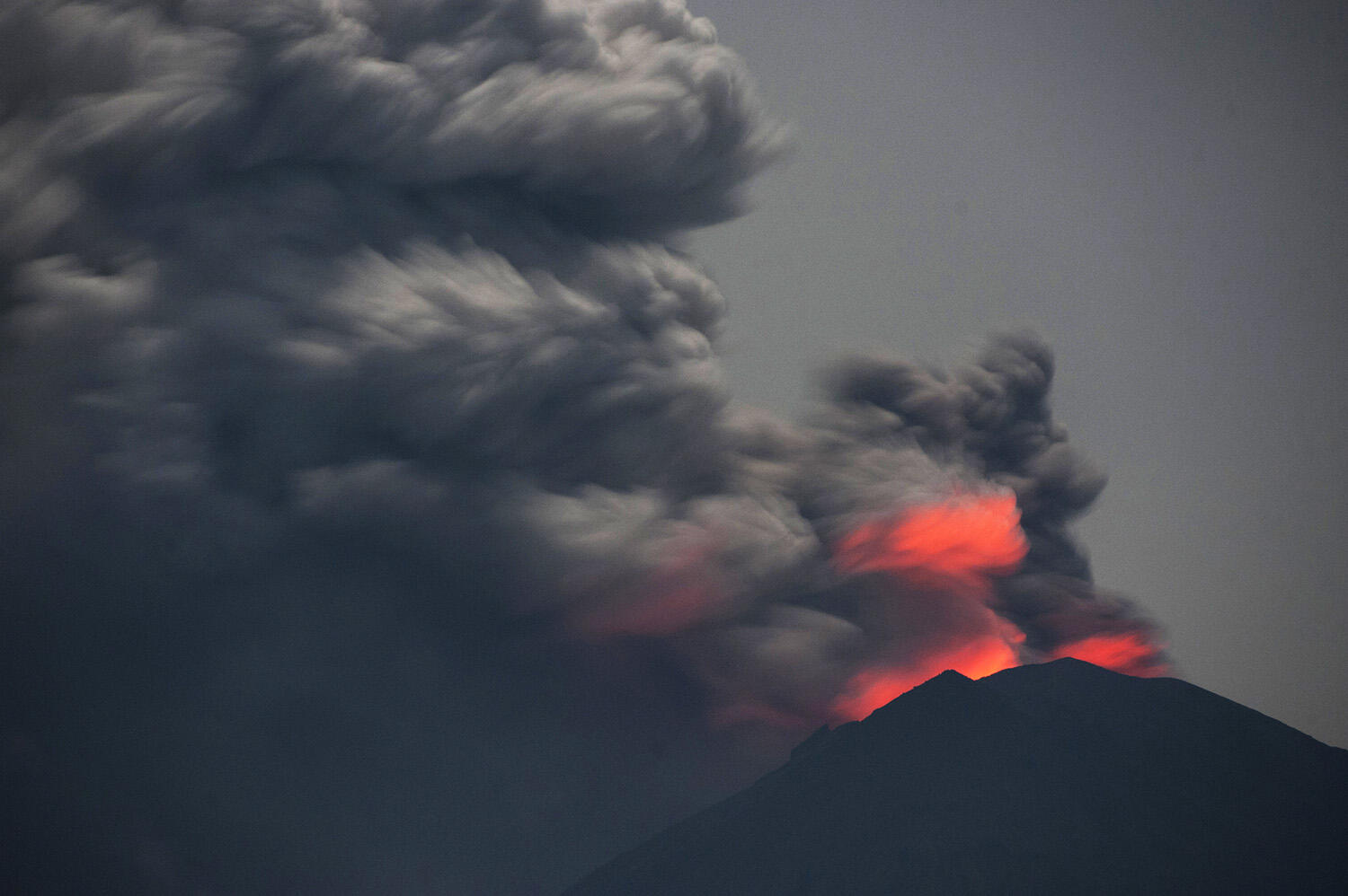 Dinkes: Abu Vulkanis Gunung Agung Belum Ganggu Kesehatan Warga Bali