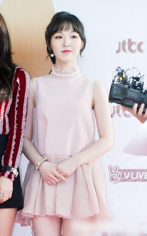 7 Style Feminim ala Member Red Velvet, Cocok untuk OOTD!