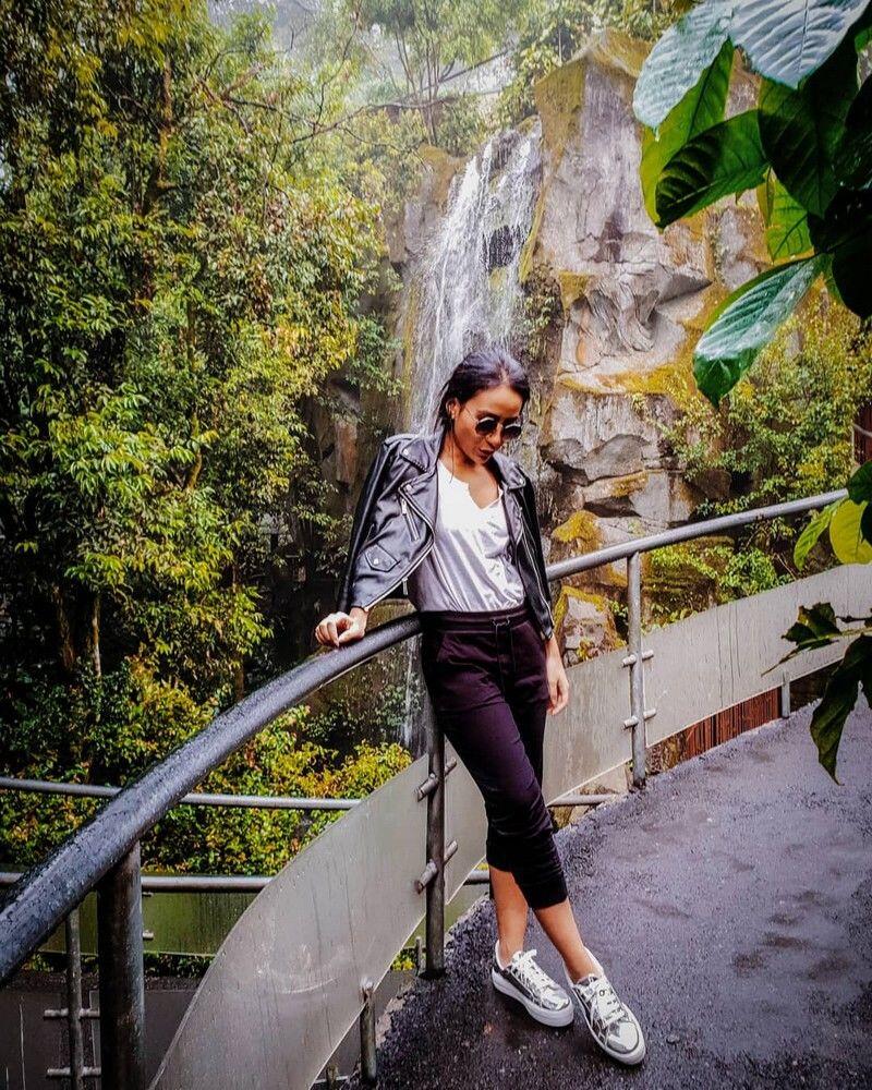 10 Gaya Chic Karina Basrewan, Puteri Indonesia Kekasih Jaz Hayat