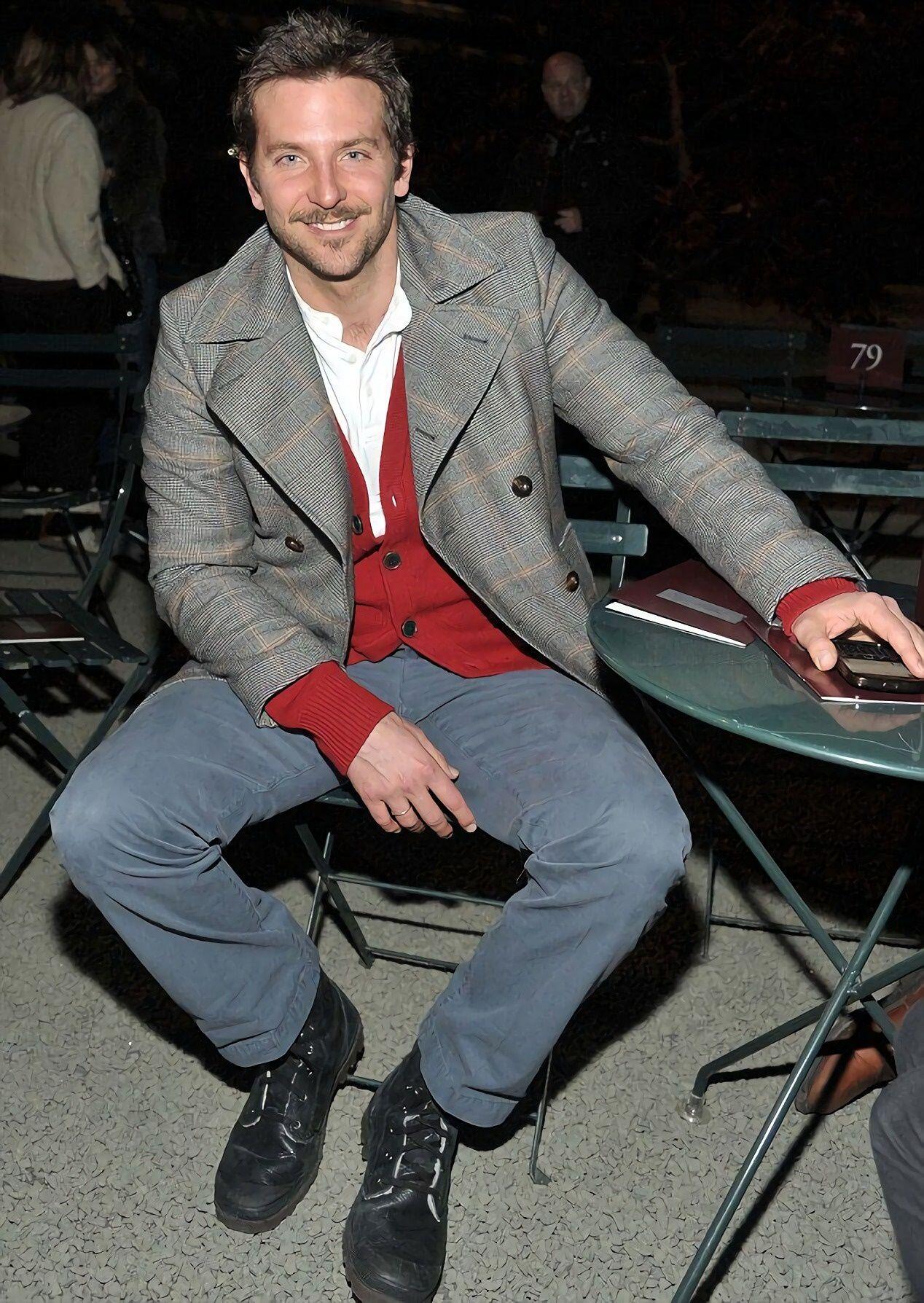 9 Gaya Outfit ala Bradley Cooper, Manly Abis Nih!