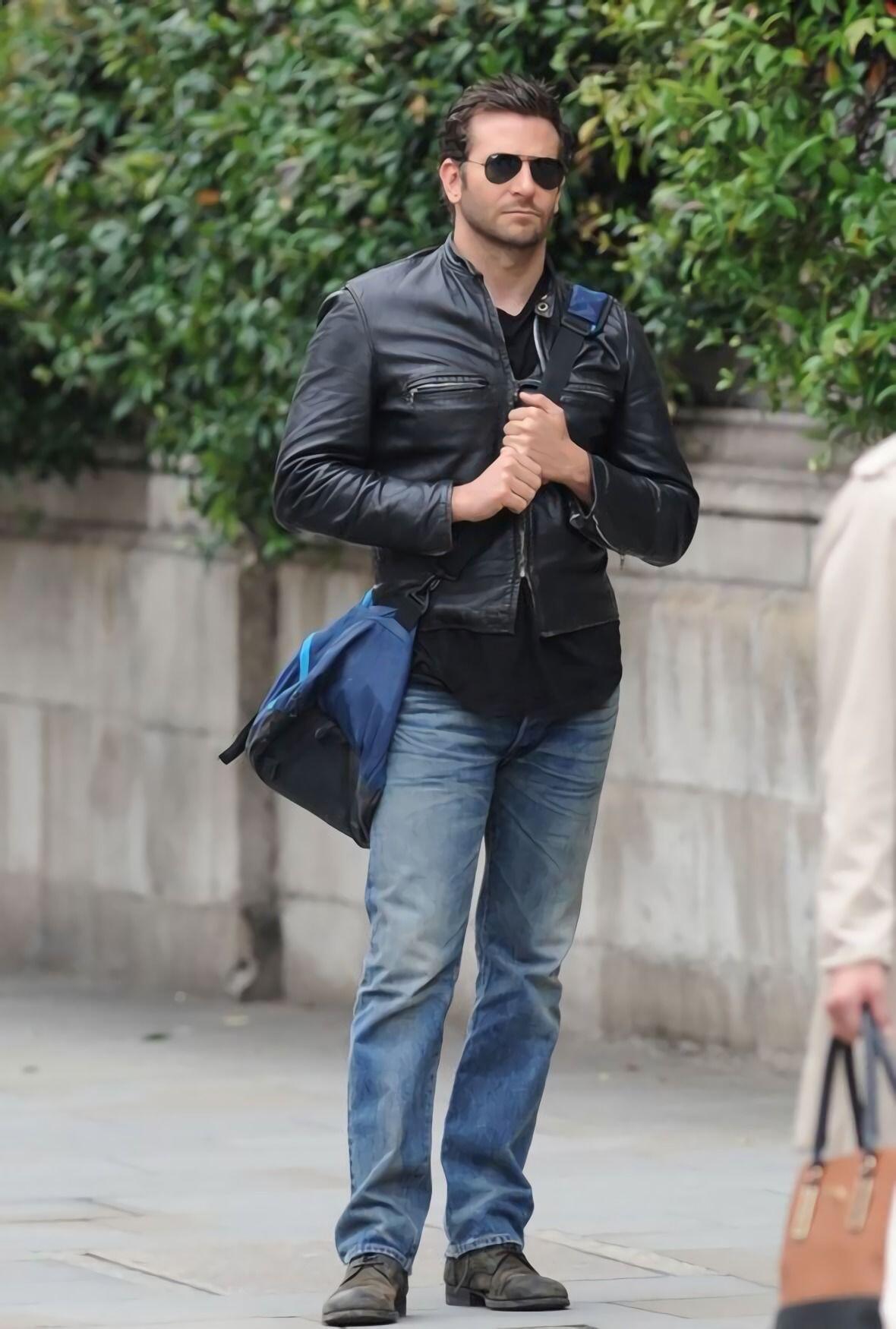 9 Gaya Outfit ala Bradley Cooper, Manly Abis Nih!