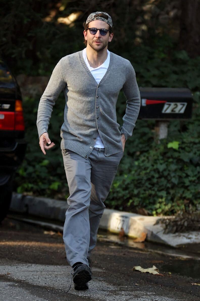 9 Gaya Outfit ala Bradley Cooper, Manly Abis Nih!