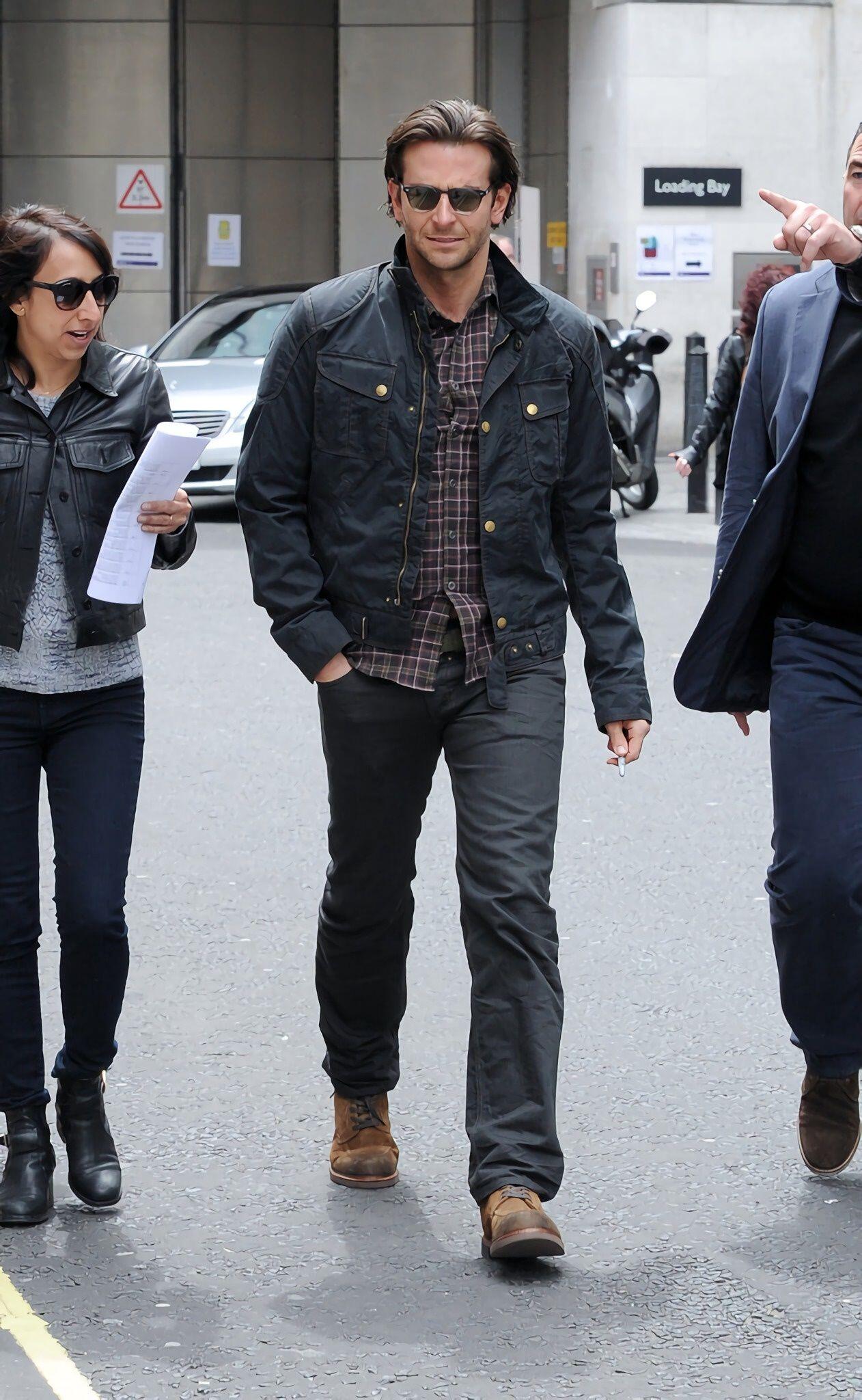 9 Gaya Outfit ala Bradley Cooper, Manly Abis Nih!