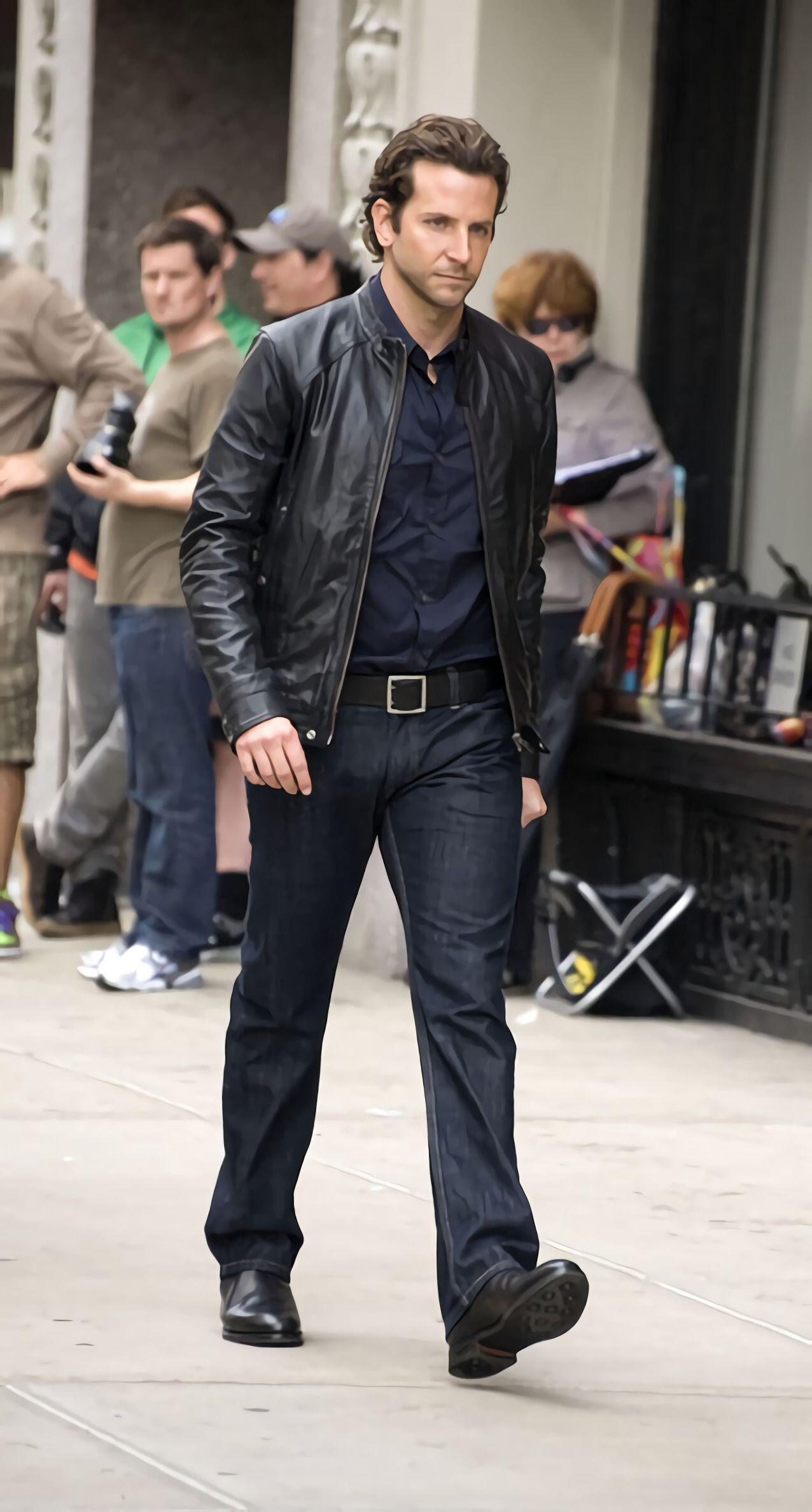 9 Gaya Outfit ala Bradley Cooper, Manly Abis Nih!