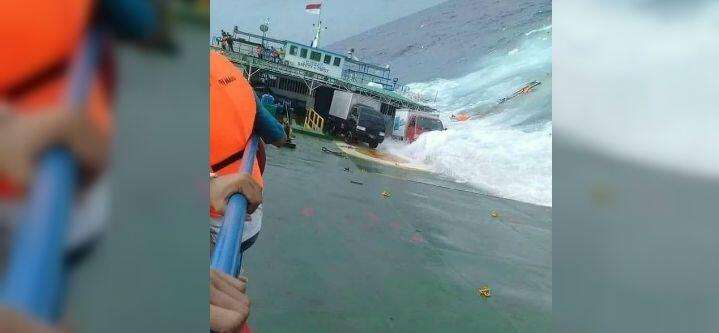 Seluruh Penumpang KM Lestari Maju Berhasil Dievakuasi