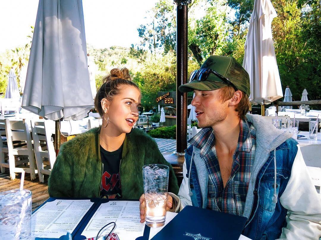 Makin Intim, Ini 10 Potret Kemesraan Anne Winters dan Taylor Beau