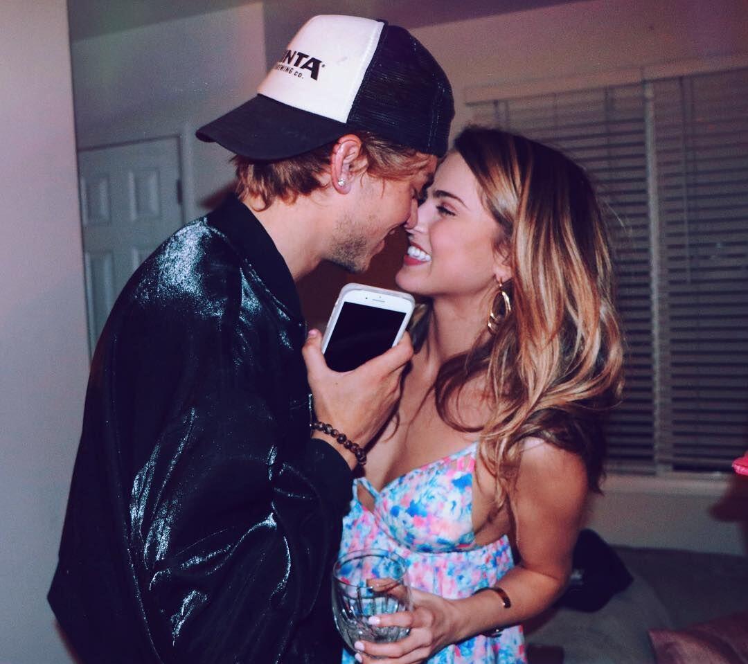 Makin Intim, Ini 10 Potret Kemesraan Anne Winters dan Taylor Beau
