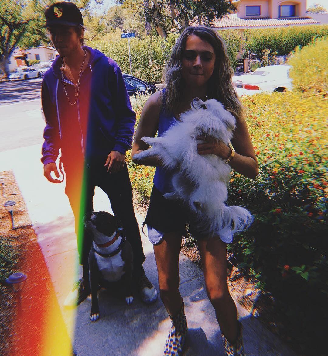 Makin Intim, Ini 10 Potret Kemesraan Anne Winters dan Taylor Beau