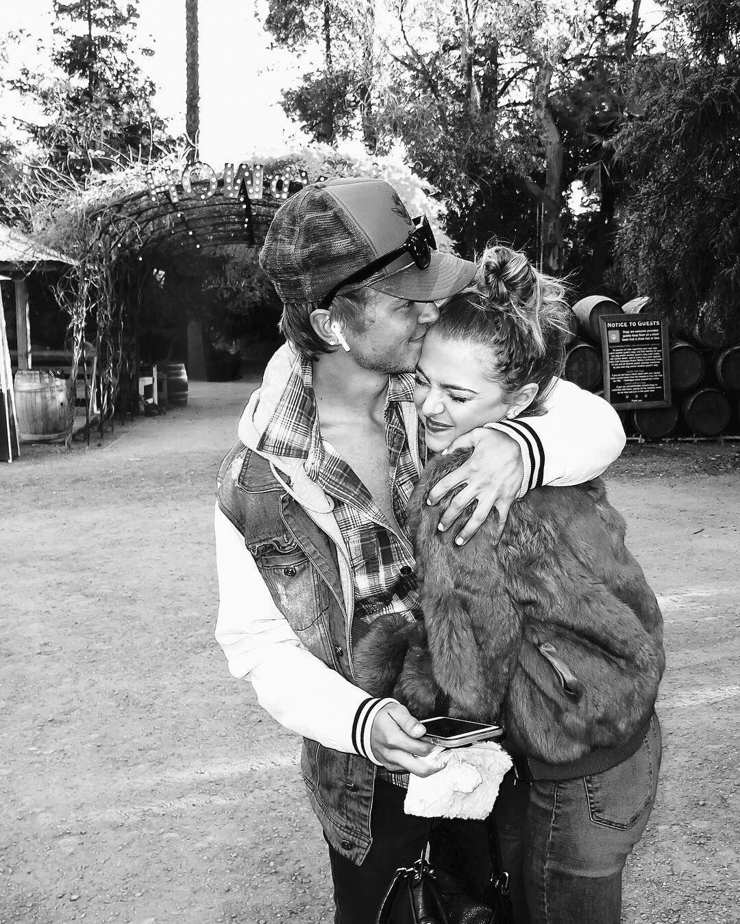 Makin Intim, Ini 10 Potret Kemesraan Anne Winters dan Taylor Beau