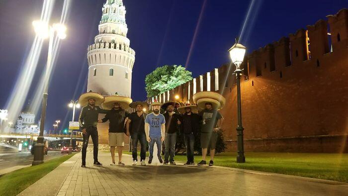 Kreatif, Pria Ini Datang ke Piala Dunia Rusia dalam Bentuk Kardus