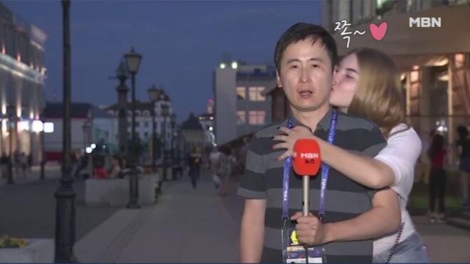 PELECEHAN?! Reporter Pria ini "DICIUM Fans Cewek SEKSI" di Piala Dunia!
