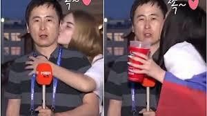 PELECEHAN?! Reporter Pria ini "DICIUM Fans Cewek SEKSI" di Piala Dunia!