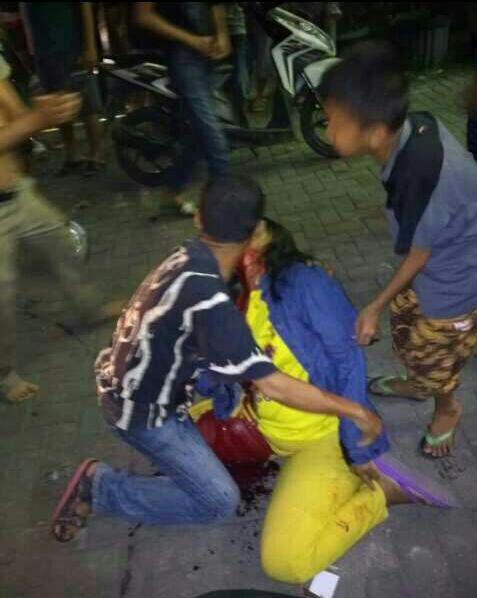 Seorang Wanita Di Doorr Trus Di Tusuk Depan Anak Nya