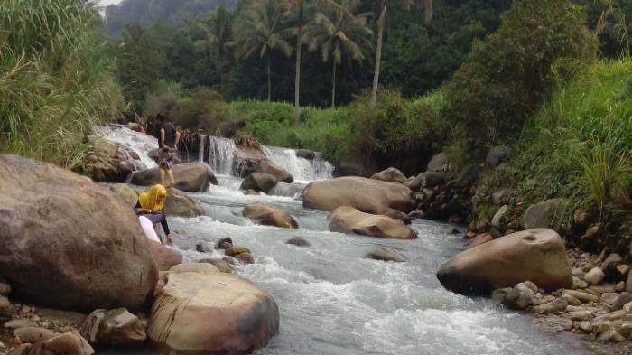 Kedua Pasangan ini Tertangkap Kamera Sedang ‘Anu’ Di Sungai, Apa Enaknya?