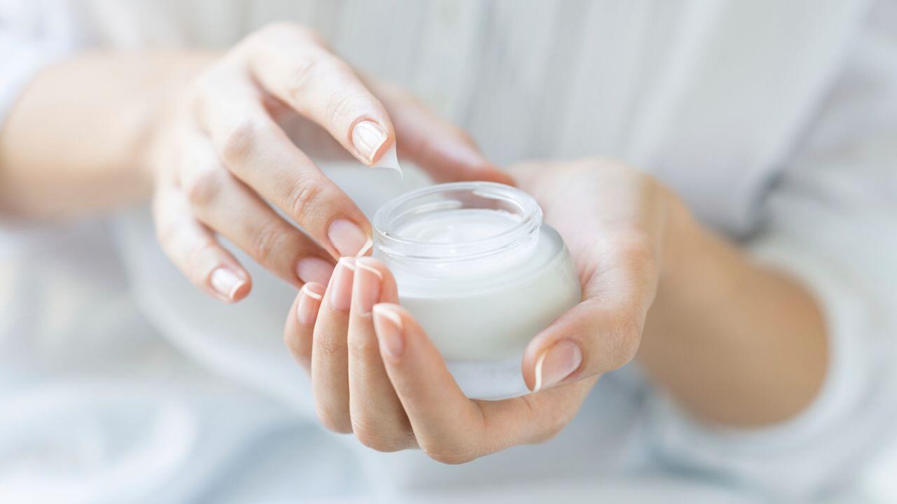 Perlu Gak Sih Menggunakan Produk Anti-aging di Usia 20-an?