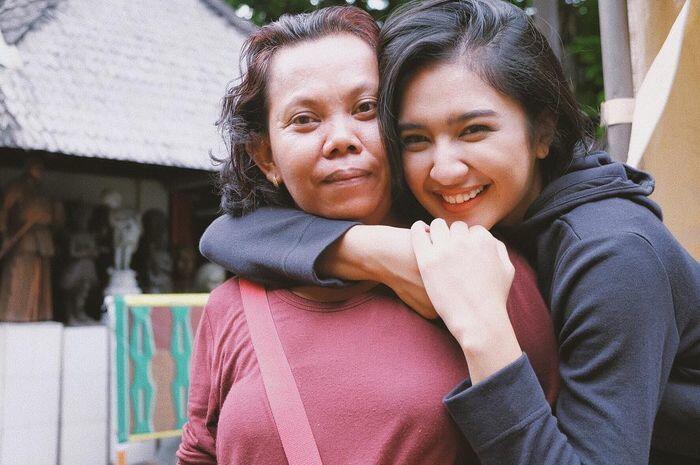 10 Momen Kedekatan Artis dengan Asistennya, Wajib Ditiru!