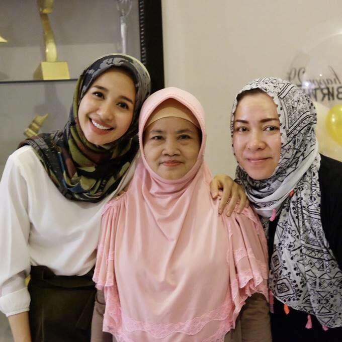 10 Momen Kedekatan Artis dengan Asistennya, Wajib Ditiru!