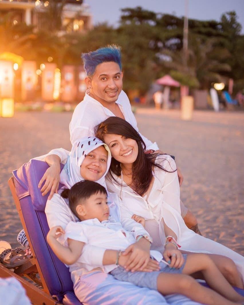 10 Momen Kedekatan Artis dengan Asistennya, Wajib Ditiru!
