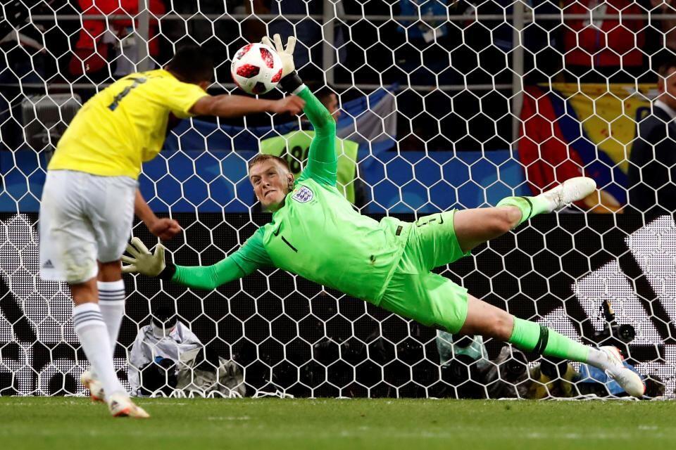 Kepiawaian Pickford di Adu Penalti Dibantu oleh Botol Minuman?