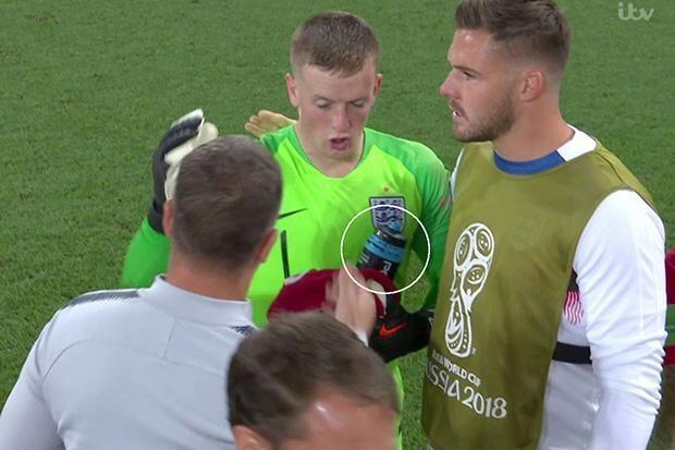 Kepiawaian Pickford di Adu Penalti Dibantu oleh Botol Minuman?
