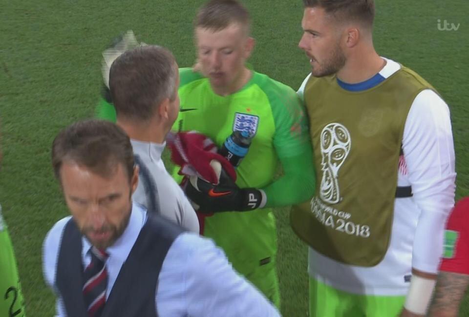 Kepiawaian Pickford di Adu Penalti Dibantu oleh Botol Minuman?