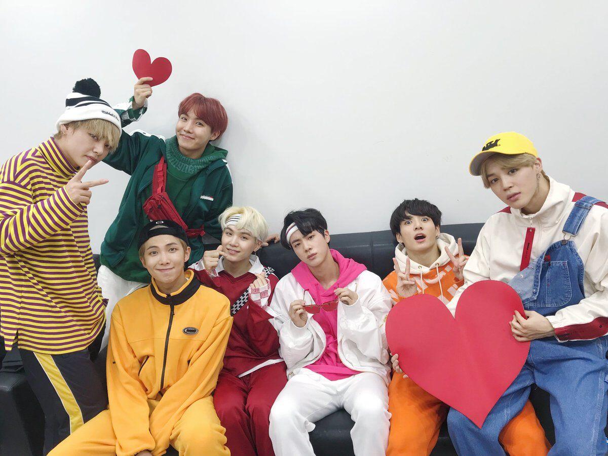 Jadi Idola Dunia, Ini 5 Wujud Cinta BTS Buat Para Fansnya