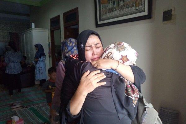 Tangisan Warnai Kedatangan Jenazah Korban KM Lestari Maju di Sidoarjo