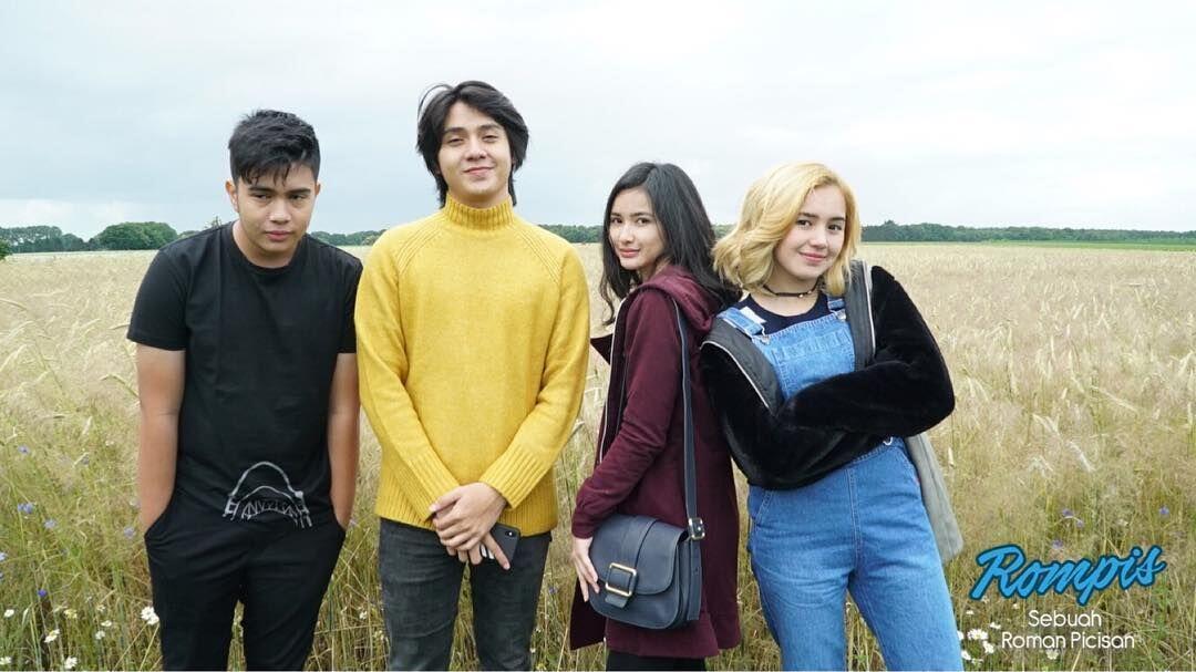 Kompak, 10 Potret Seru Pemeran Film Roman Picisan Syuting di Belanda