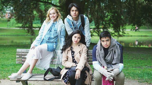 Kompak, 10 Potret Seru Pemeran Film Roman Picisan Syuting di Belanda