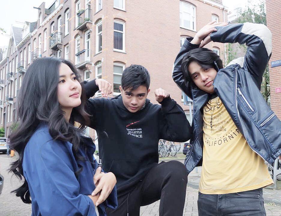 Kompak, 10 Potret Seru Pemeran Film Roman Picisan Syuting di Belanda
