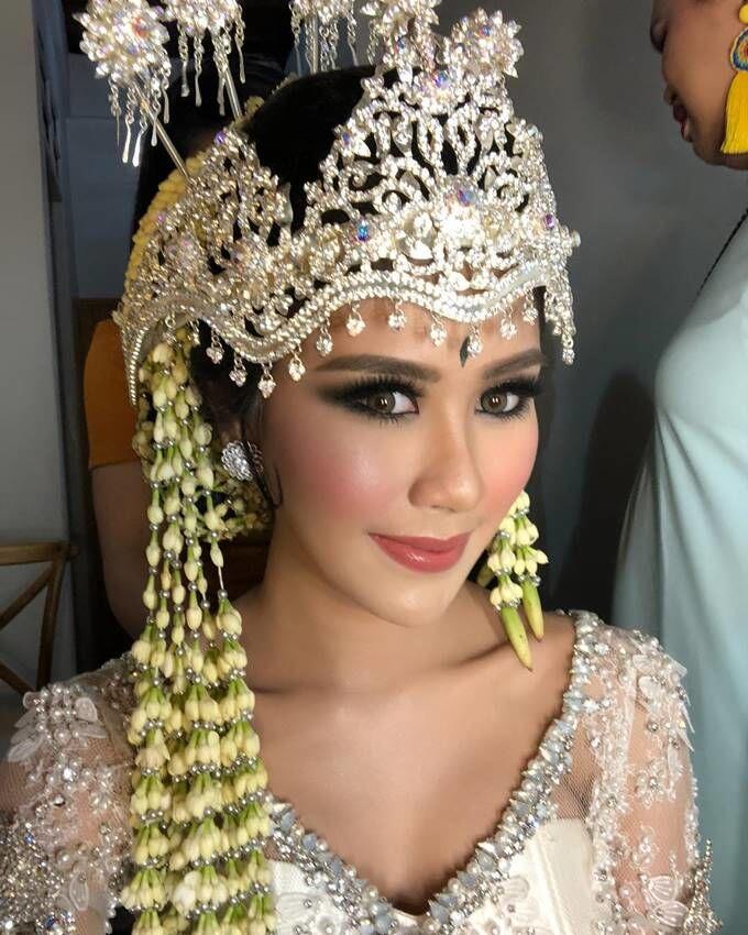 10 Riasan Pengantin & Tunangan Artis ala Bubah Alfian, Memesona Banget