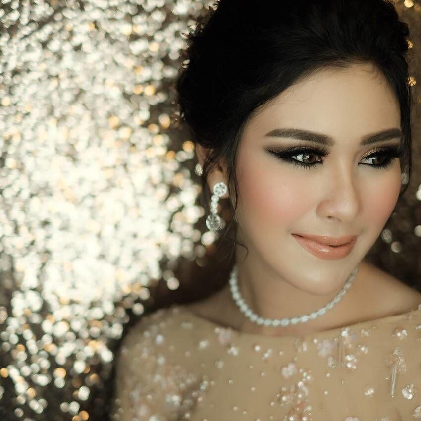 10 Riasan Pengantin & Tunangan Artis ala Bubah Alfian, Memesona Banget