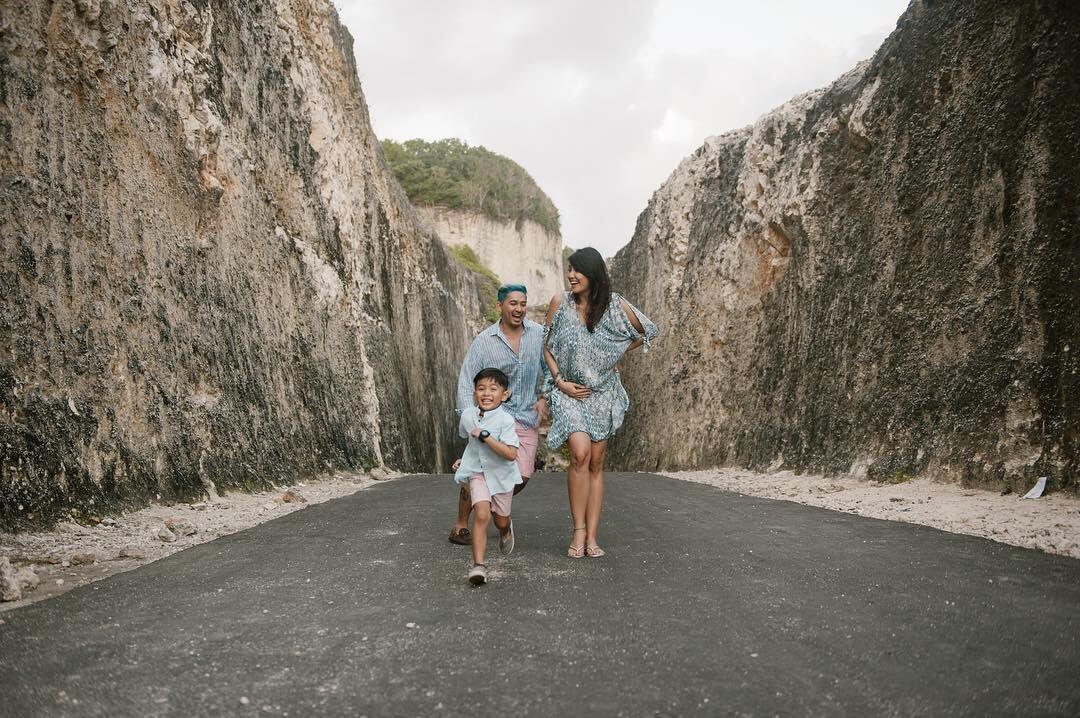 10 Destinasi Seru ala Ryan Delon & Sharena, Inspirasi Liburan Keluarga