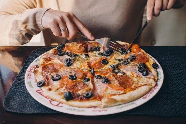 5 Alasan Kenapa Kamu Sering Kebablasan Makan Berlebihan, Benar Gak?