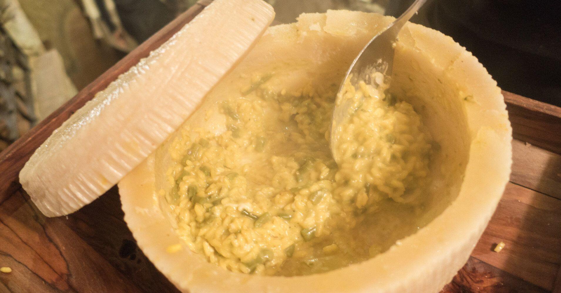Sadis, 15 Makanan Ini Disajikan dengan Cara Menyiksa Binatang!
