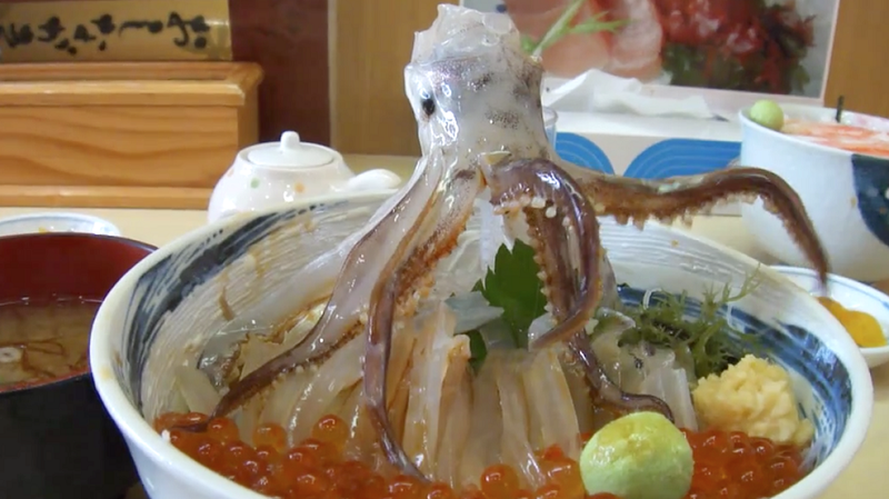 Sadis, 15 Makanan Ini Disajikan dengan Cara Menyiksa Binatang!