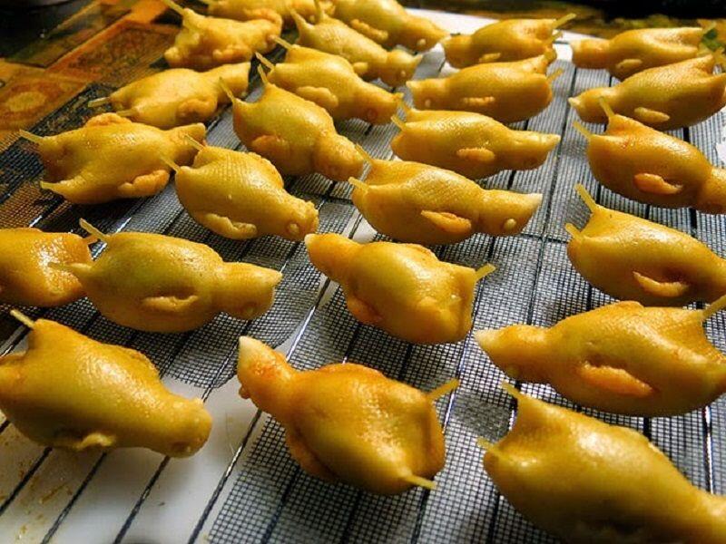 Sadis, 15 Makanan Ini Disajikan dengan Cara Menyiksa Binatang!