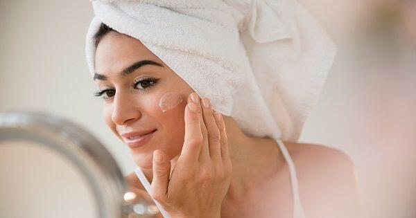 5 Urutan Tepat & Mudah Membuat Glass Skin Sebening Artis Korea!