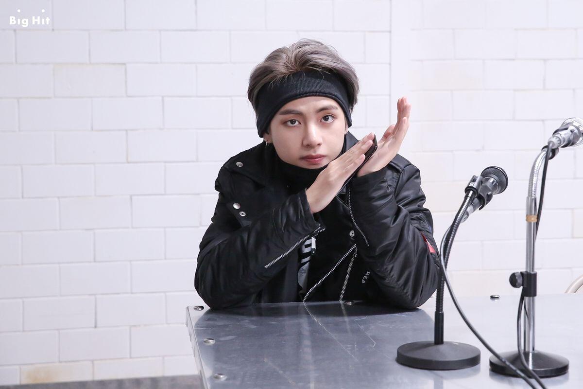 11 Potret Cool V BTS Pakai Headband, Bisa Jadi Inspirasi Nih!