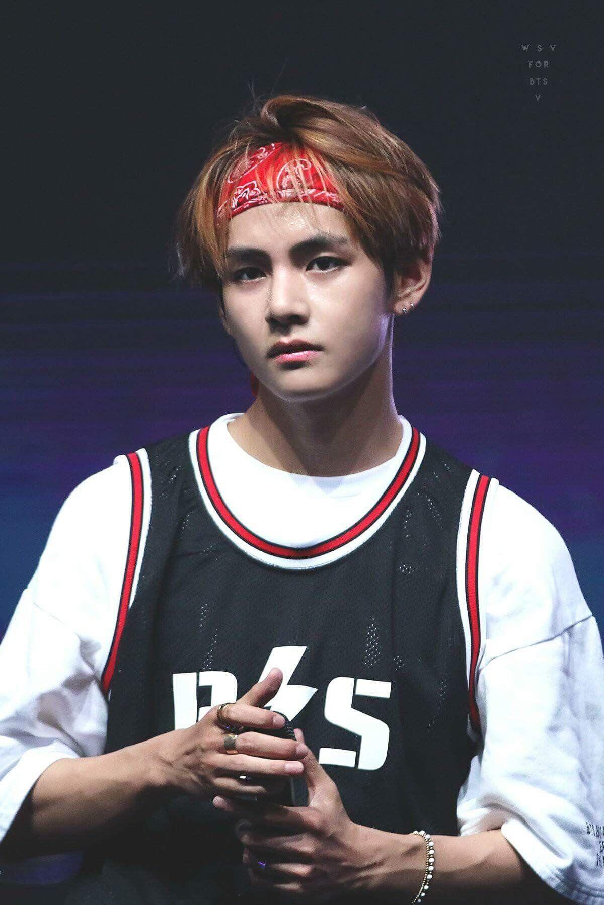 11 Potret Cool V BTS Pakai Headband, Bisa Jadi Inspirasi Nih!