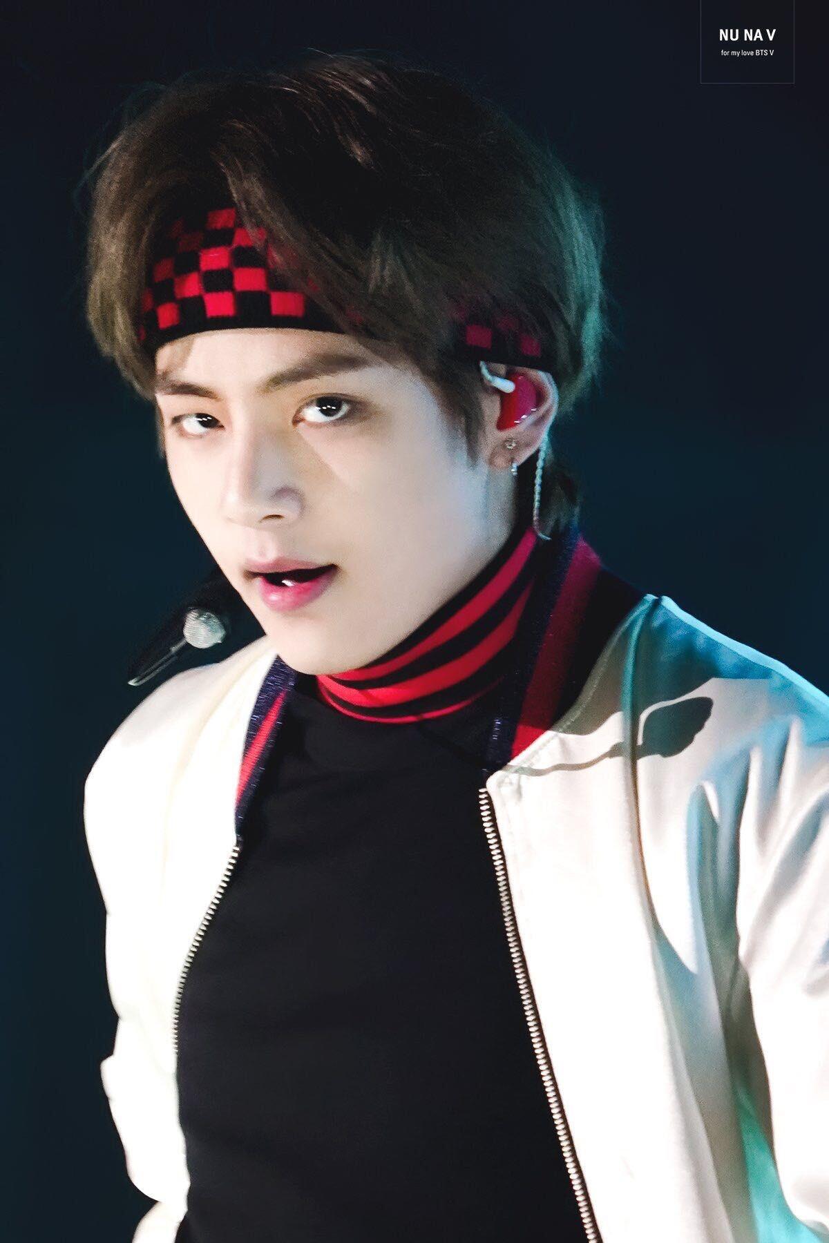 11 Potret Cool V BTS Pakai Headband, Bisa Jadi Inspirasi Nih!