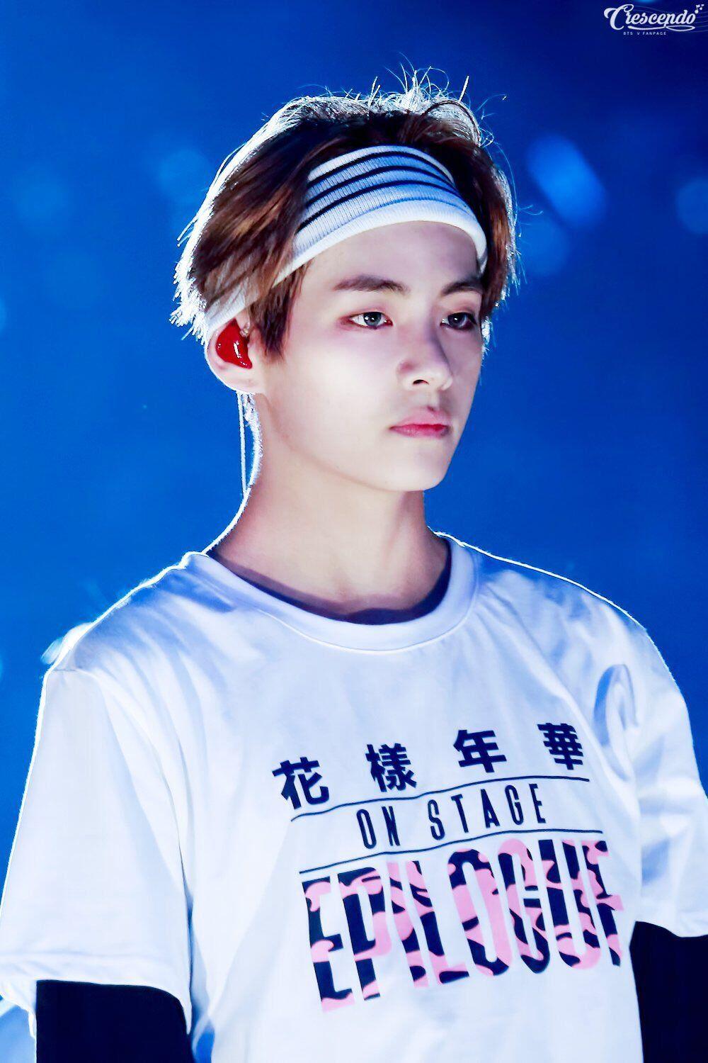 11 Potret Cool V BTS Pakai Headband, Bisa Jadi Inspirasi Nih!