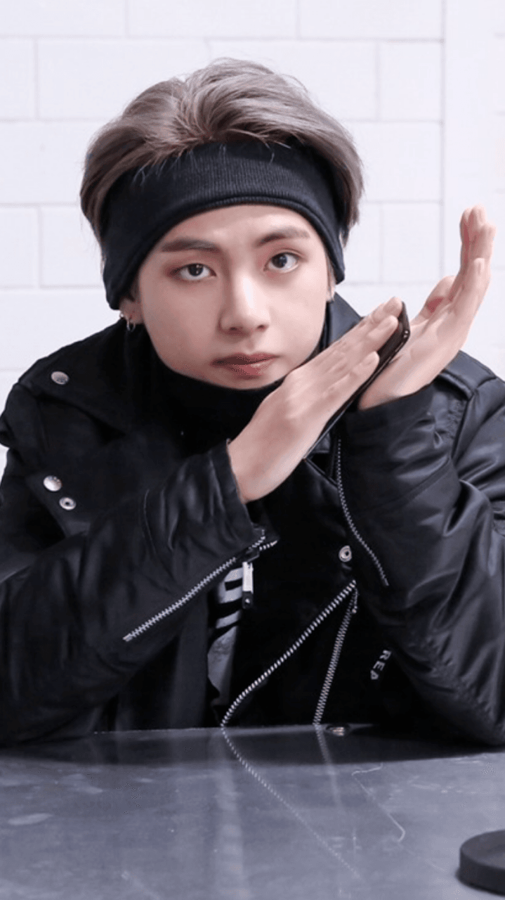 11 Potret Cool V BTS Pakai Headband, Bisa Jadi Inspirasi Nih!