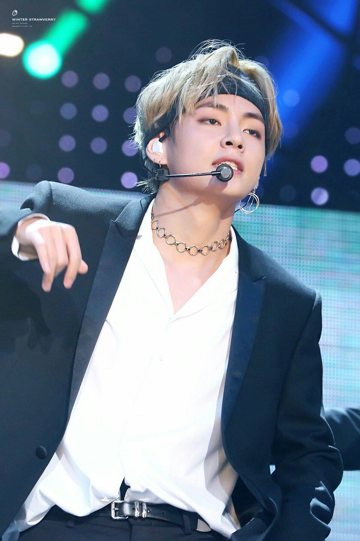 11 Potret Cool V BTS Pakai Headband, Bisa Jadi Inspirasi Nih!