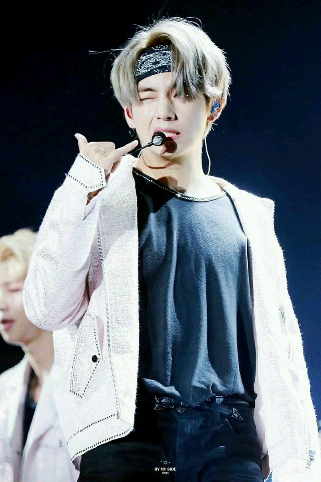 11 Potret Cool V BTS Pakai Headband, Bisa Jadi Inspirasi Nih!
