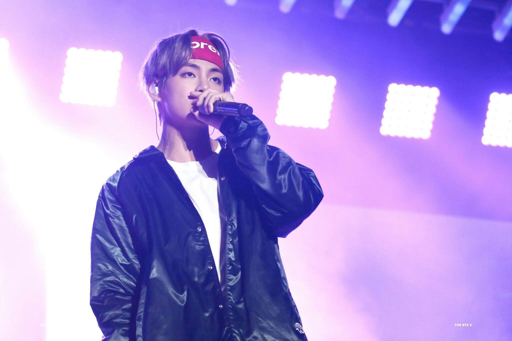 11 Potret Cool V BTS Pakai Headband, Bisa Jadi Inspirasi Nih!