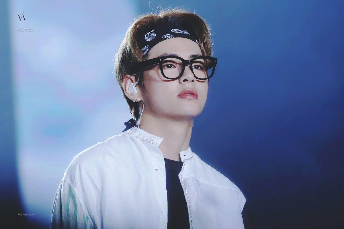 11 Potret Cool V BTS Pakai Headband, Bisa Jadi Inspirasi Nih!